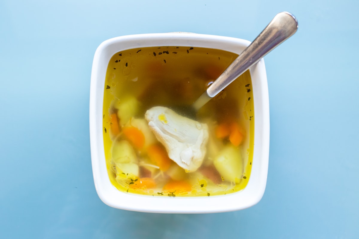 Langkogt ben-bouillon med femmekrydderier og grønsager